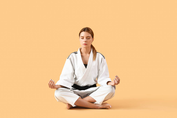 Instruktorka karate medytująca na tle koloru - Zdjęcie, obraz