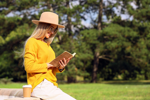 kaunis nainen lukeminen kirja puistossa - Valokuva, kuva