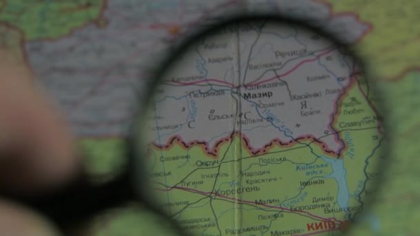 Sota Ukrainassa. Katso karttaa suurennuslasilla lähikuva - Materiaali, video