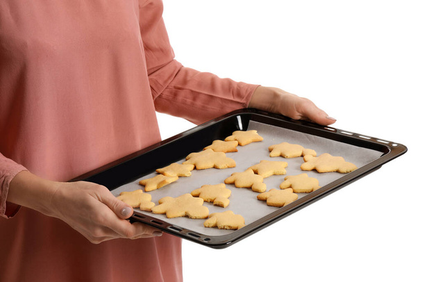 Зріла жінка тримає тарілку для випічки зі смачним печивом на білому тлі, крупним планом
 - Фото, зображення