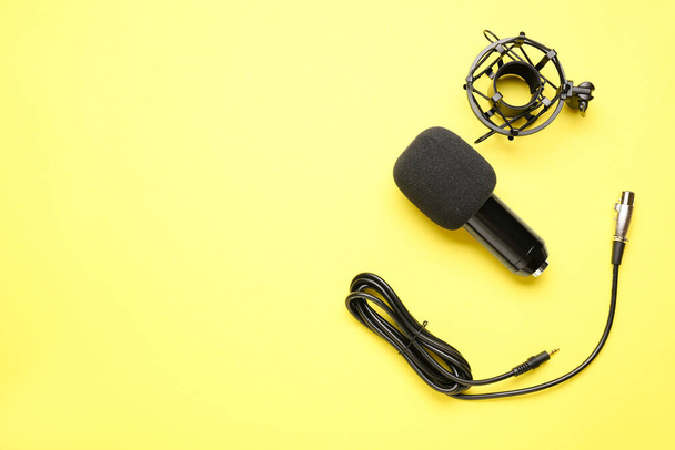 Micrófono moderno con soporte sobre fondo amarillo - Foto, Imagen
