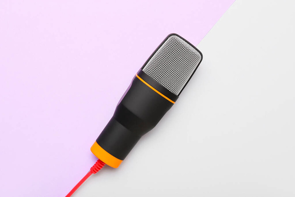 Neues modernes Mikrofon auf farbigem Hintergrund - Foto, Bild