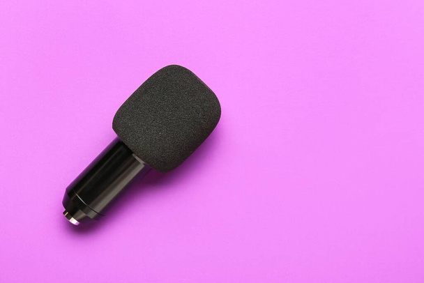 Nowoczesny mikrofon na fioletowym tle - Zdjęcie, obraz
