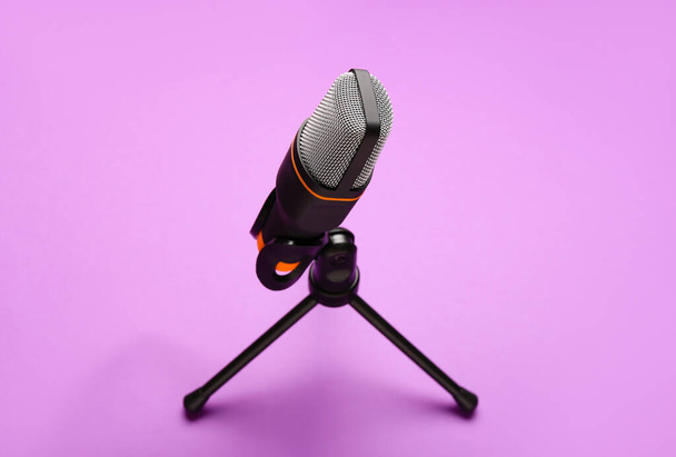 Microphone moderne avec support sur fond violet - Photo, image