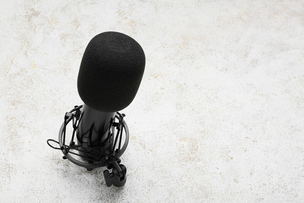 Soporte con micrófono moderno sobre fondo claro, primer plano - Foto, imagen