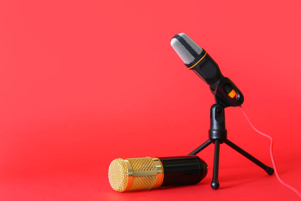 Современный микрофон на красном фоне - Фото, изображение