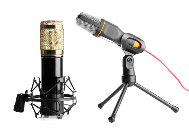 Soportes con micrófonos modernos sobre fondo blanco - Foto, imagen