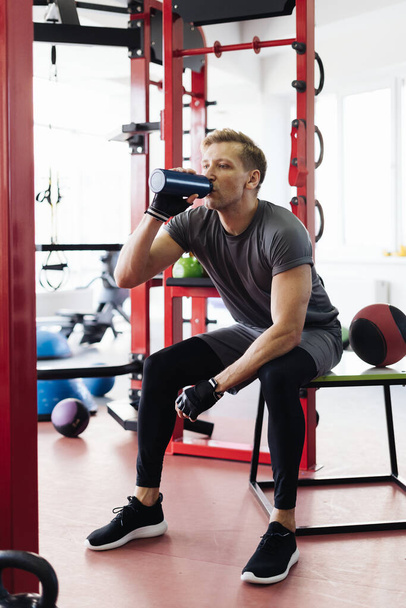 Man drinking water break during gym workout - Foto, afbeelding