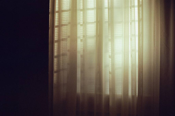 a vertical shot of a window with a blurred background - Φωτογραφία, εικόνα