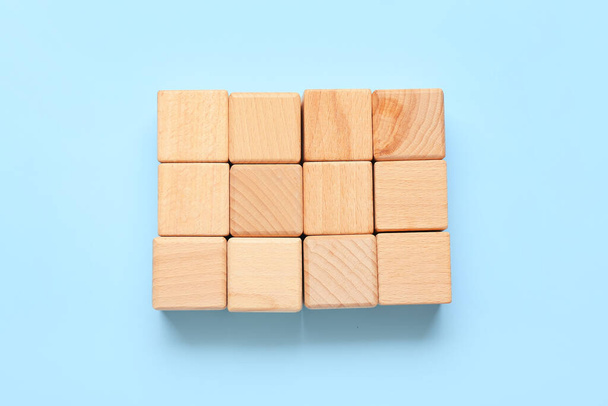 дерев'яні кубики на синьому фоні
 - Фото, зображення