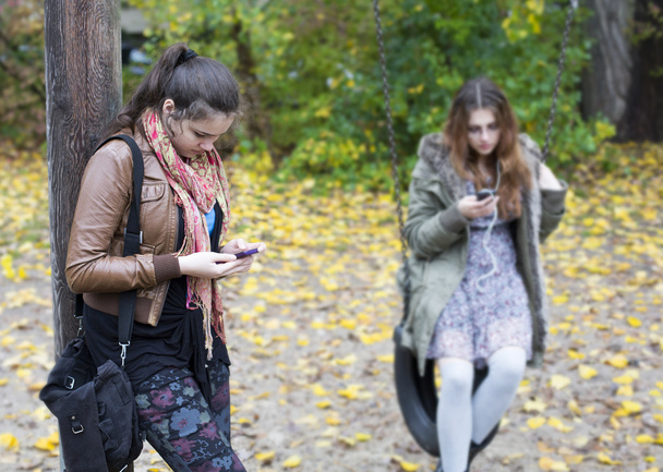 two girls with phones - Zdjęcie, obraz