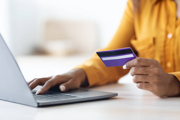 Recadrée de femme afro-américaine utilisant un ordinateur et une carte de crédit - Photo, image