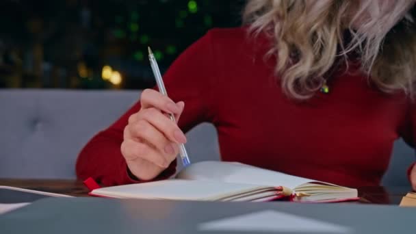 Eine junge, traurige Studentin, mit Hausaufgaben überfordert, sitzt mit einem Laptop in einem Café. - Filmmaterial, Video