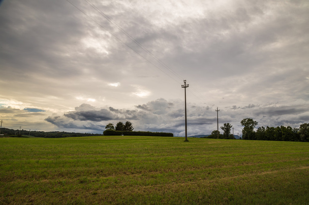 Energiekabel in den Feldern Italiens - Foto, Bild