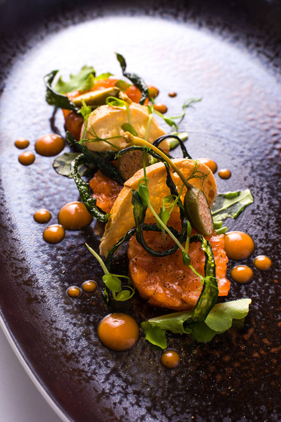 блюдо с лососиной тартар гренки sauted courgettes и каперсы цветы - Фото, изображение