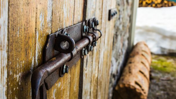 viejo negrita en una puerta de madera
 - Foto, Imagen