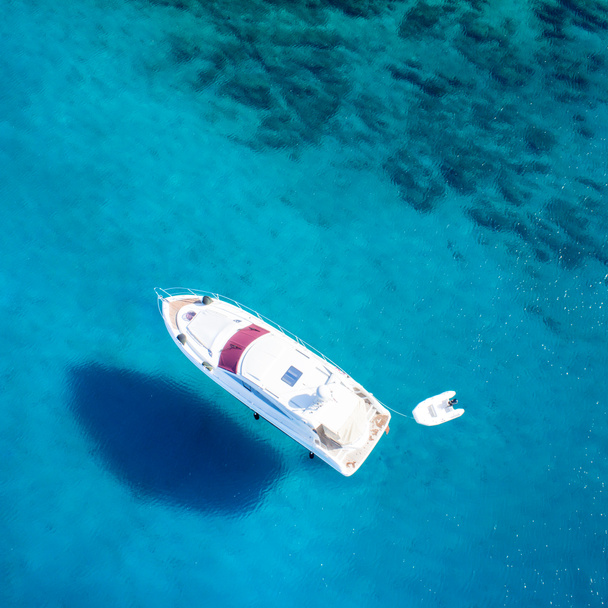 Traumhafte Aussicht auf Boot, klares Wasser - Karibik-Paradies - Foto, Bild
