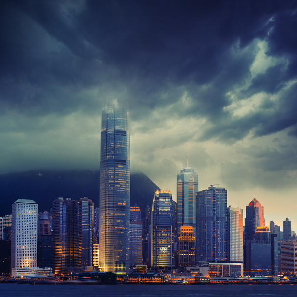 Paisaje urbano de Hong Kong en clima tormentoso - atmósfera increíble
 - Foto, imagen