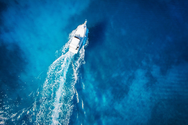 ヨット、水泳の女性、澄んだ水のカリブ海の楽園への素晴らしい眺め - 写真・画像
