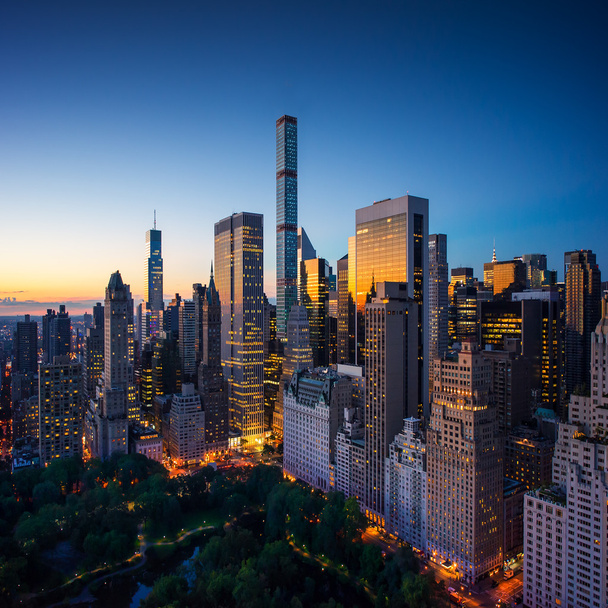 ニューヨーク市のセントラル ・ パークとアッパー ・ イースト サイドのマンハッタンの素晴らしい日の出 - 鳥の目 - 空撮 - 写真・画像