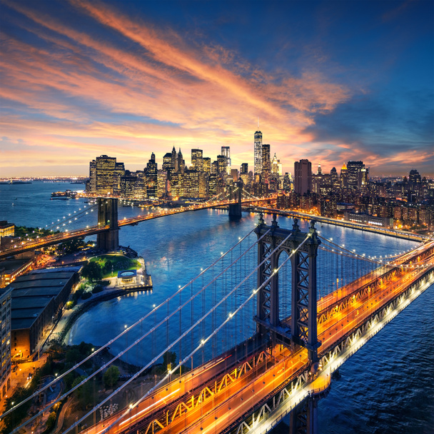 New York City - prachtige zonsondergang over manhattan met manhattan en brooklyn bridge - Foto, afbeelding
