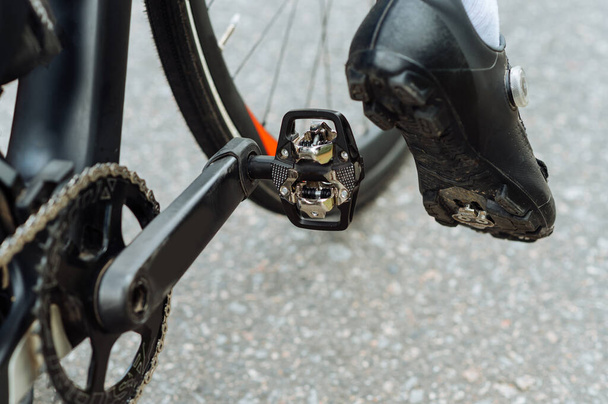 Bisiklet ayakkabıları ve hızlı pedal fotoğrafı. - Fotoğraf, Görsel