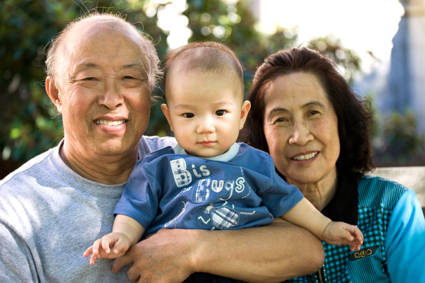 Ребёнок, бабушка и дедушка
 - Фото, изображение
