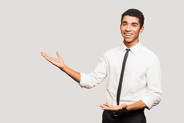 Jeune homme afro-américain confiant en chemise
 - Photo, image