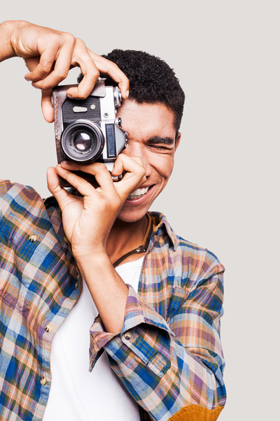 Joven afroamericano tomando una foto
 - Foto, Imagen