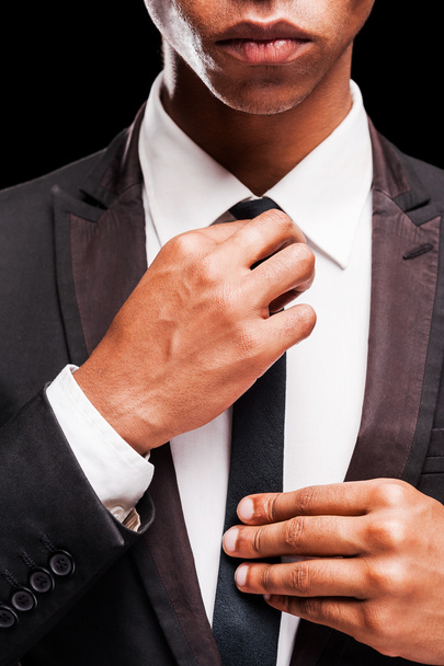 Afro-Américain ajustant sa cravate
 - Photo, image