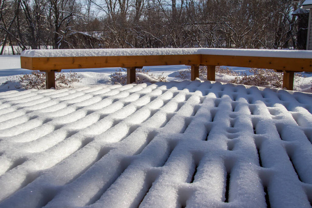 Questa immagine mostra uno sfondo di texture astratta a cornice piena di disegni di neve fresca su un ponte di legno di cedro in inverno, con luce solare naturale. - Foto, immagini