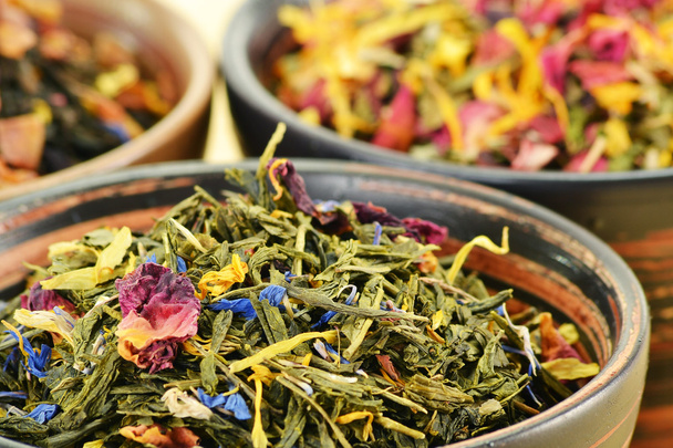 Composizione con foglie di tè in ciotole
 - Foto, immagini