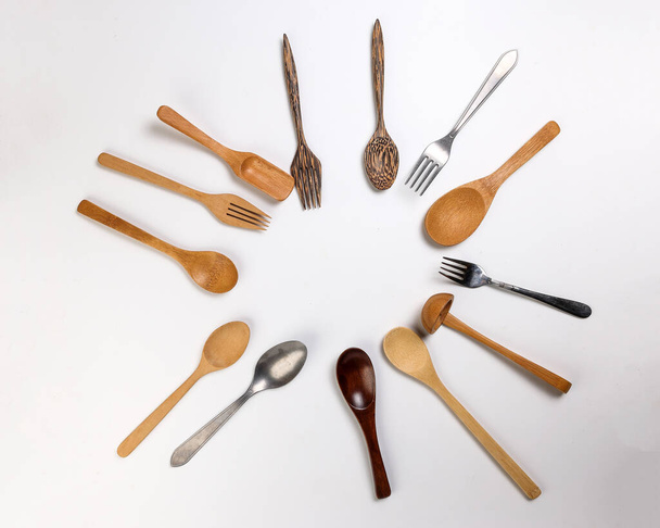 Różnorodność drewnianej metalowej łyżki plastikowej naczynia kuchenne na białym tle kopiuj przestrzeń tekstową - Zdjęcie, obraz