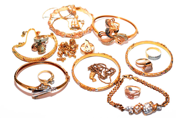 Συλλογή χρυσών αξεσουάρ δαχτυλιδιών, αλυσίδων και βραχιολιών σε λευκό φόντο, σχέδιο χρυσών κοσμημάτων, περικάρπιου, λαιμού και δαχτυλιδιού από πολύτιμα μεταλλικά κοσμήματα, επιλεκτική εστίαση - Φωτογραφία, εικόνα