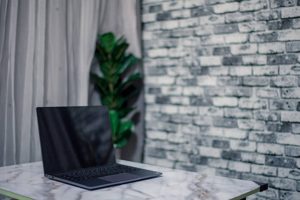 Arbeitsplatz mit Notebook-Laptop Bequemer Arbeitstisch zu Hause - Foto, Bild