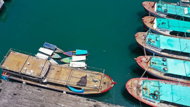 木製の桟橋が桟橋の横にあるマリーナでヨットのグループ。航空写真ビュー、鳥の目の視点の高角度. - 写真・画像