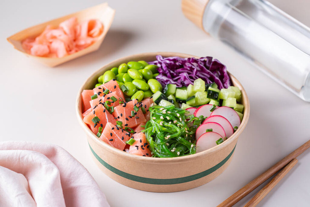 Ciotola Vegan Poke con tonno vegetale, wakame ed edamame - Foto, immagini