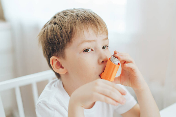Menino respira inalador de asma - Foto, Imagem