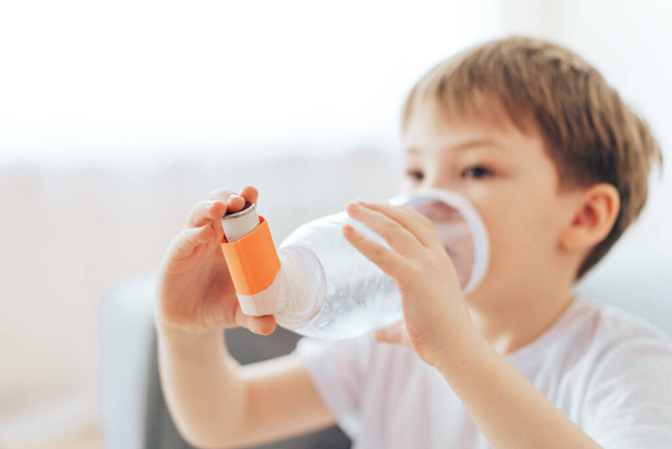 Menino inala medicina da asma através de espaçador caseiro - Foto, Imagem