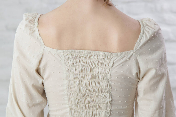 Modelo femenino con blusa de lino retro. Ropa de lino orgánico teñido natural. Captura de estudio.  - Foto, imagen