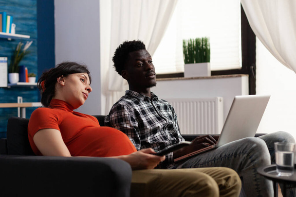 Unott terhes feleség változó televíziós programok - Fotó, kép