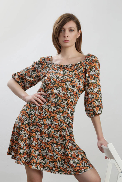 Студійний знімок жінки в квітковому літньому платті
. - Фото, зображення