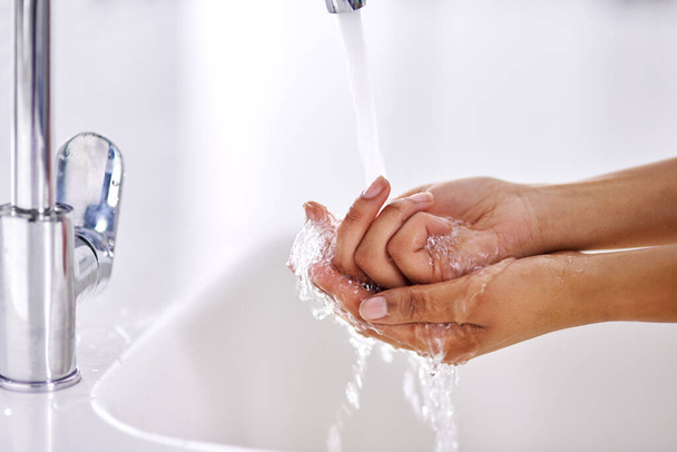 健康的な衛生習慣を実践する。シンクで手を洗っている女性の作物のショット. - 写真・画像