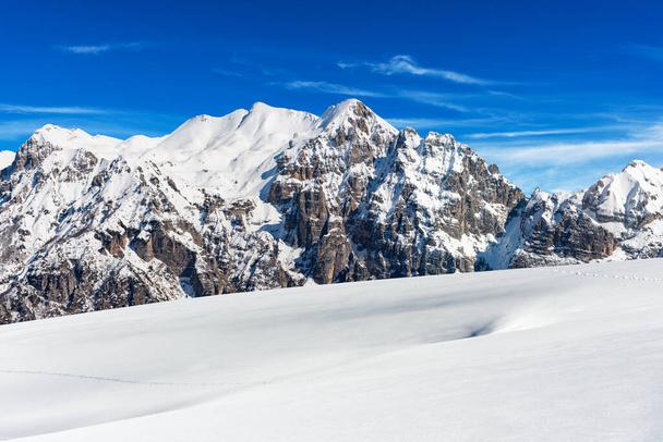 V italských Alpách zasněžilo vrcholky hor. Horské pohoří Monte Carega (Malé Dolomity) v zimě a Lessinia Plateau (Altopiano della Lessinia). Veneto a Trentino Alto Adige, Itálie, Evropa. - Fotografie, Obrázek