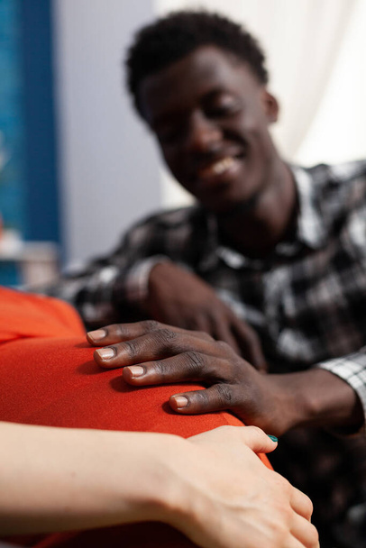 Primo piano di gioioso afro-americano futuro padre toccando incinta - Foto, immagini