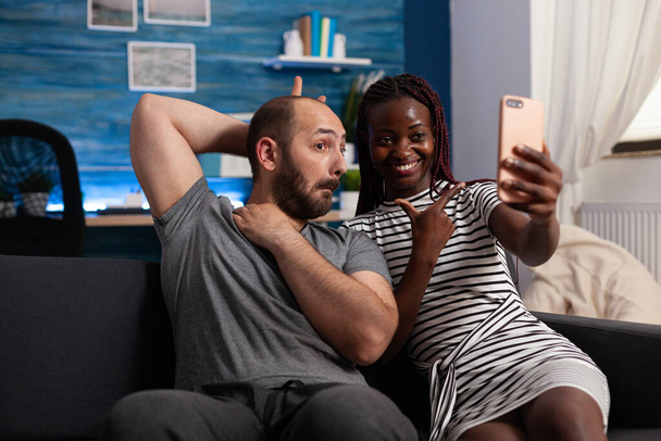 Dospělý muž je potrhlý zatímco radostný přítelkyně přičemž selfie - Fotografie, Obrázek