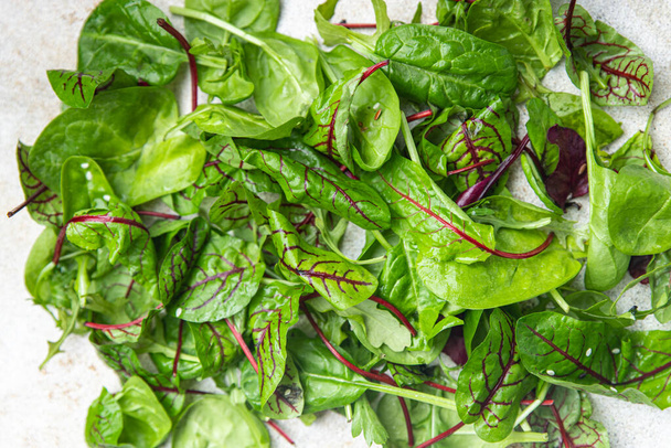 grüne Blätter Salatmischung mikrogrünen Snack auf dem Tisch gesunde Mahlzeit von oben Ansicht kopieren Weltraum Lebensmittel Hintergrund Keto oder Paläo-Diät veggie vegan oder vegetarisches Essen - Foto, Bild