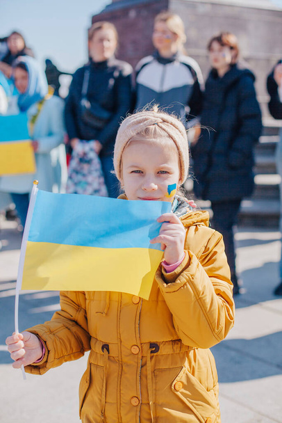 Varsovie, Pologne, 18 mars 2022. Marche pour la paix en soutien au peuple ukrainien. Pas de guerre. L'agression russe contre l'Ukraine. Démonstration. - Photo, image