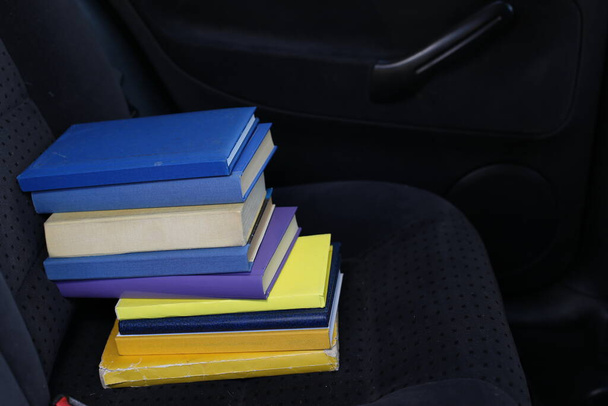 Βιβλία στο πίσω κάθισμα ενός αυτοκινήτου - Φωτογραφία, εικόνα