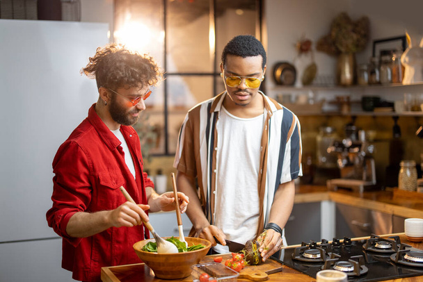 Twee jongens koken gezond samen thuis - Foto, afbeelding
